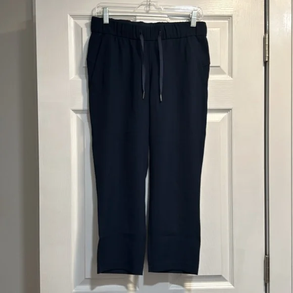 Lululemon On The Fly Crop *Woven 23" EUC Size 6 - Picture 5 of 8